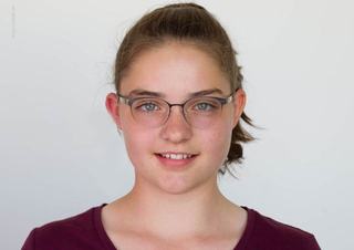 Hannah_wears_Konstanze_Aurora_graphite.jpg